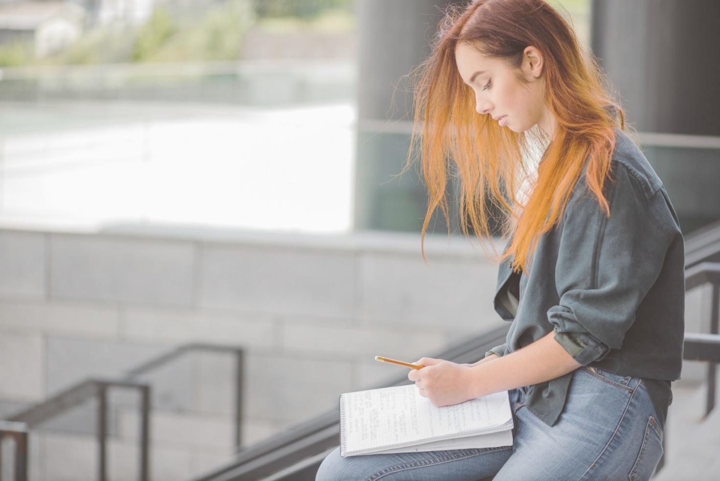Estudiantes colaborando en proyecto de análisis financiero